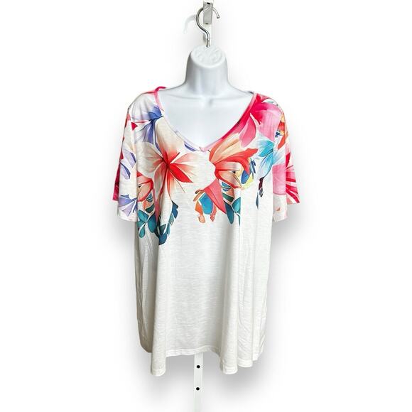 Plus Size Floral V-Neck T-Shirt by BLOOMCHIC 14/16 - Picture 1 of 3